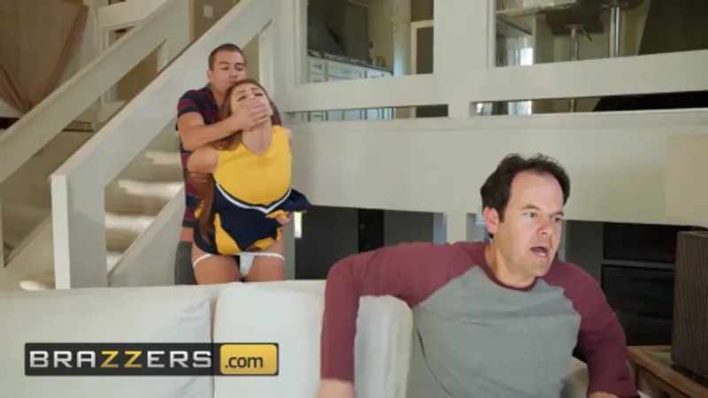 Cô con gái bị cô bạn gái mà không hay biết