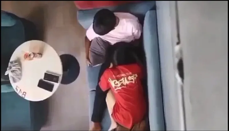 Quay lén cô bạn gái mút bú cho ghệ nơi công cộng