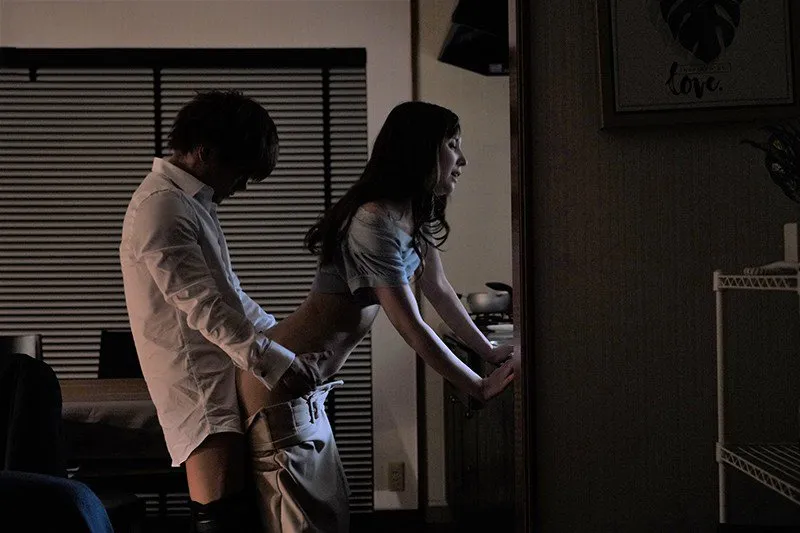 Cấp trên đi công việc, cậu nhân viên đến nhà làm tình vợ yêu ông ấy