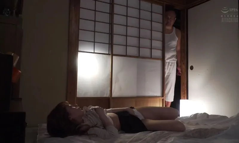 Bố chồng thiếu thốn lại bắt gặp vợ của con trai đang thủ dâm