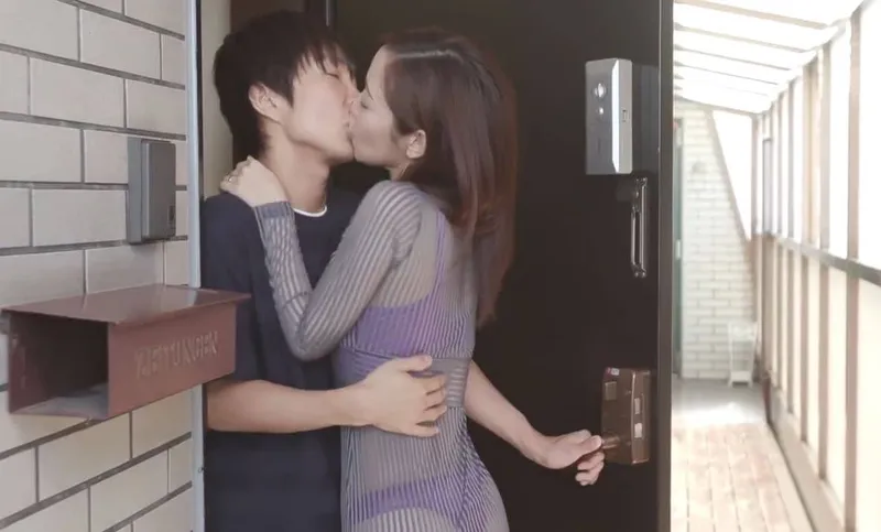 Cô nàng nhà bên với chiếc quần lót lọt khe và cậu nhóc gần nhà may mắn