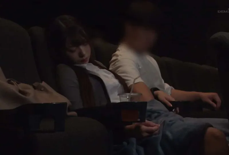 Thanh niên tranh thủ thẩm du người tình văn phòng ngủ gục ở rạp phim