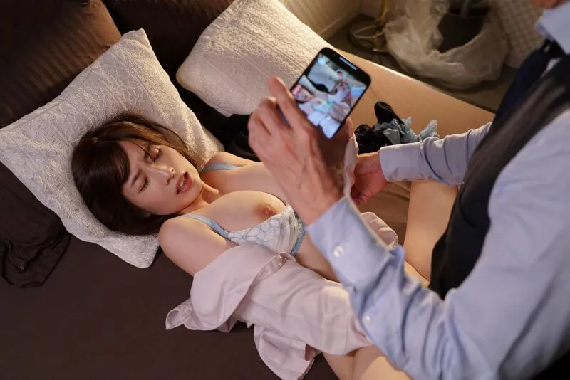 Sếp chuốc thuốc em thư ký bắt trả bài cả đêm khi đi công tác xa